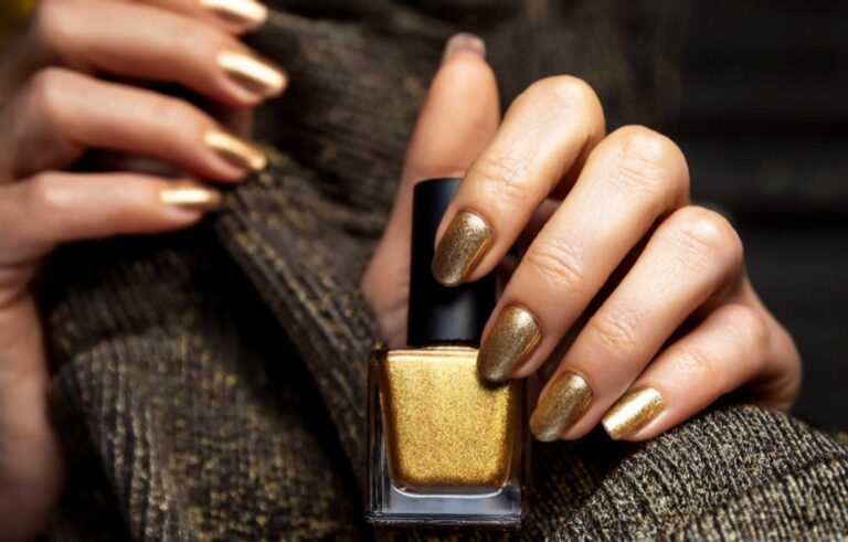O esmalte dourado que transforma qualquer look