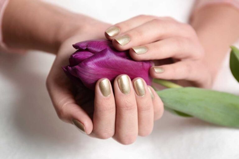 O esmalte dourado que transforma qualquer produção