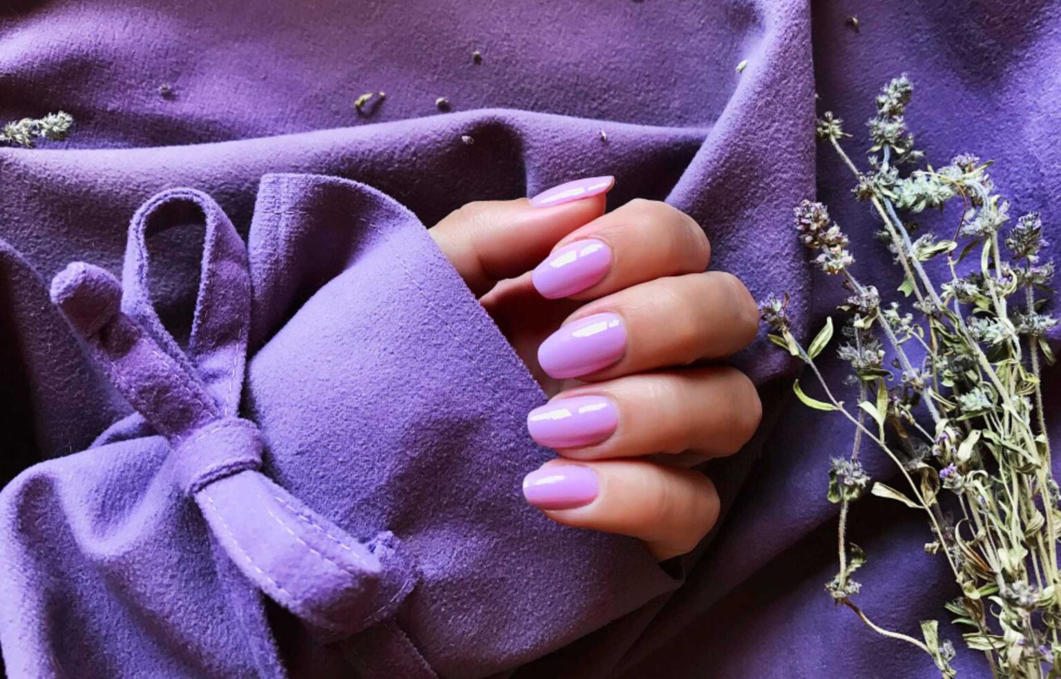 O esmalte lilás que está conquistando os salões