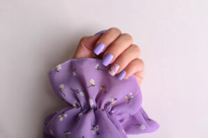 O esmalte lilás que virou aposta para a próxima estação