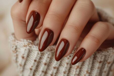 O esmalte marrom que é aposta para o outono O esmalte marrom que é aposta para o outono