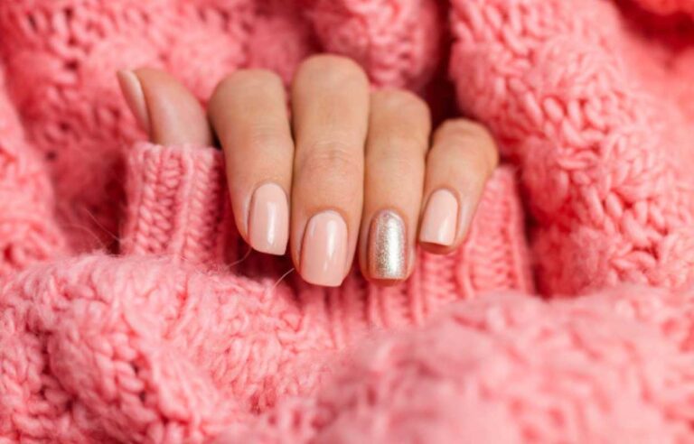 O esmalte rosa suave que combina com qualquer look