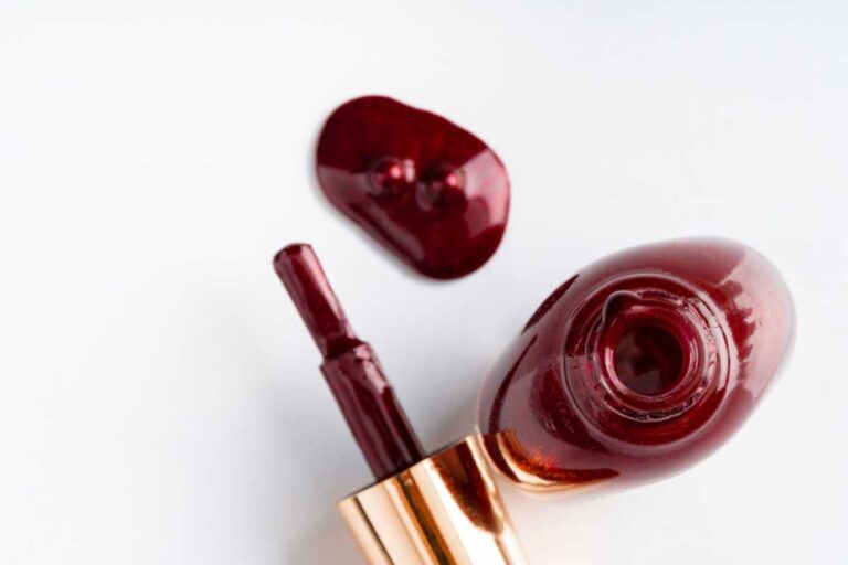 O esmalte vinho que deixa as mãos mais sofisticadas