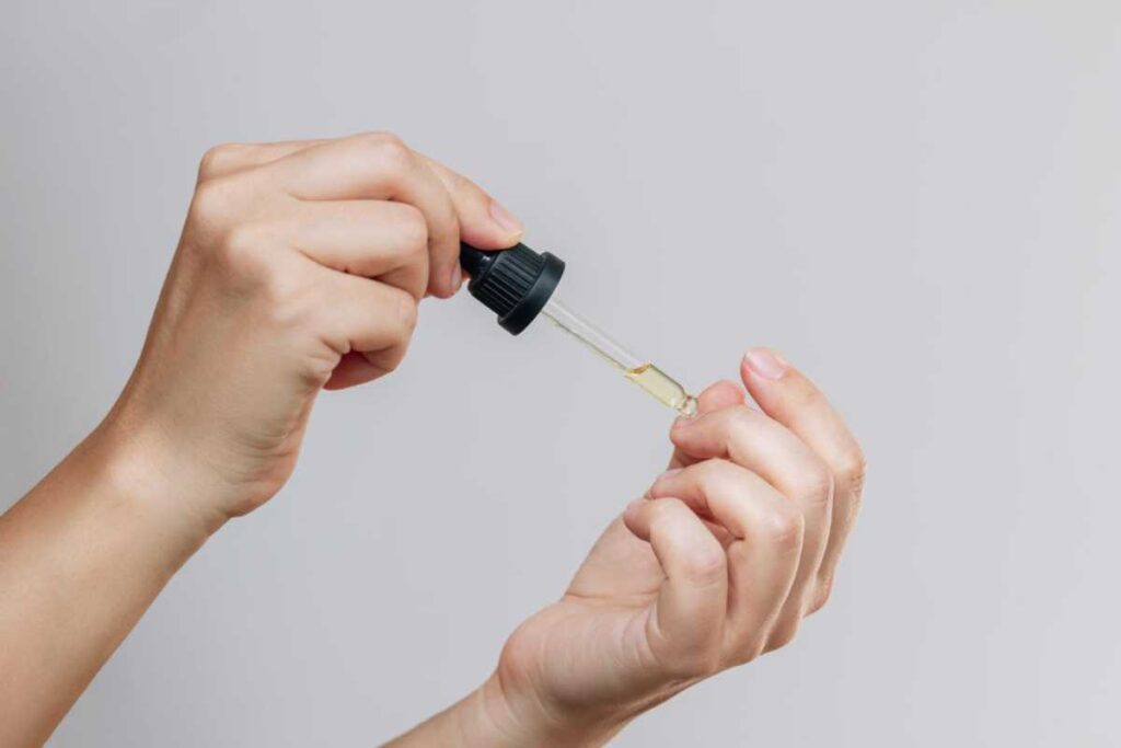 Truque com óleo que deixa as unhas mais fortes Truque com óleo que deixa as unhas mais fortes