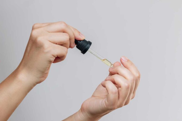 Truque com óleo que deixa as unhas mais fortes