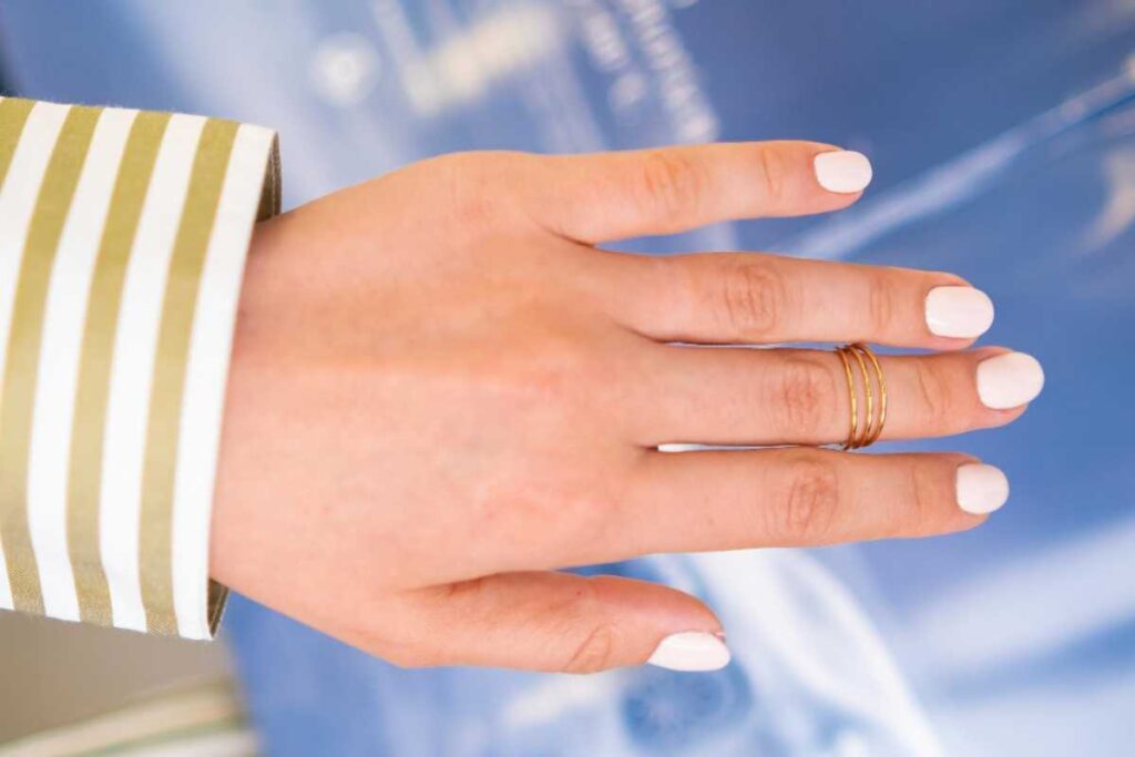 Unhas brancas com detalhes que são tendência no verão