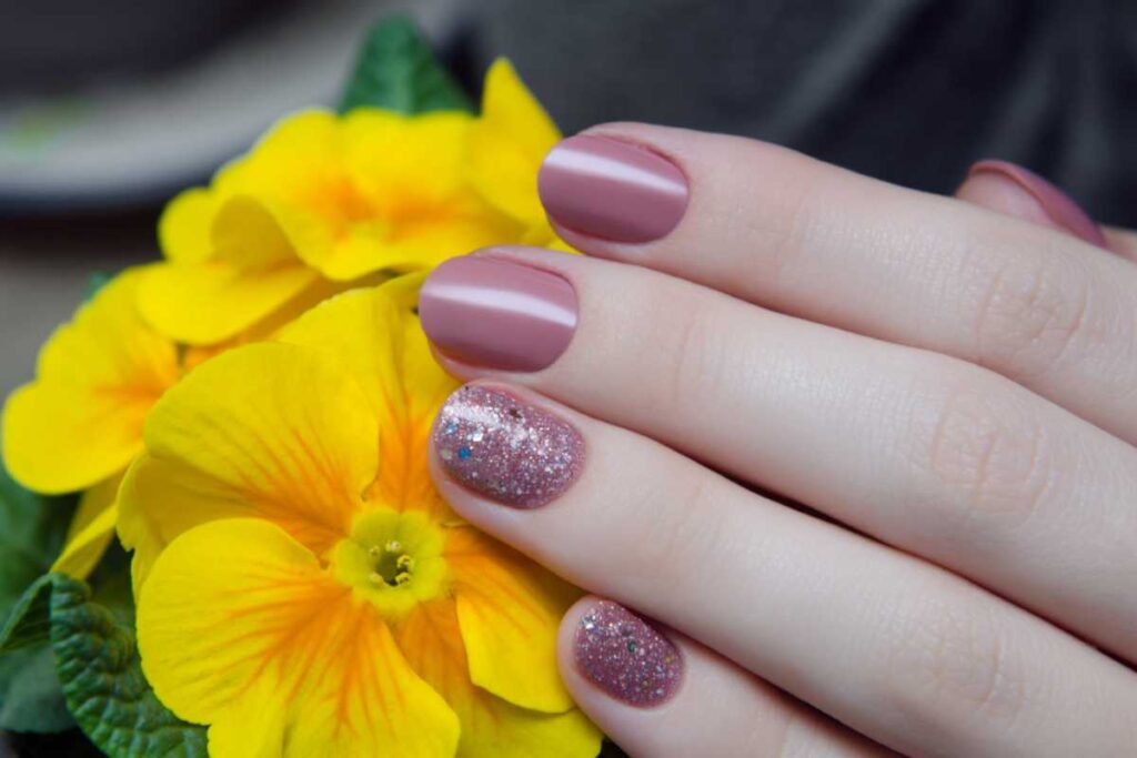 Unhas com glitter delicado para festas e eventos