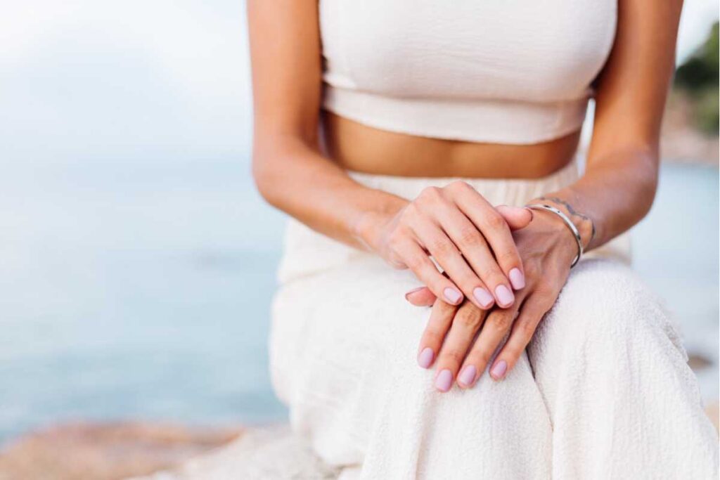 Unhas de gel curtas que combinam elegância e praticidade