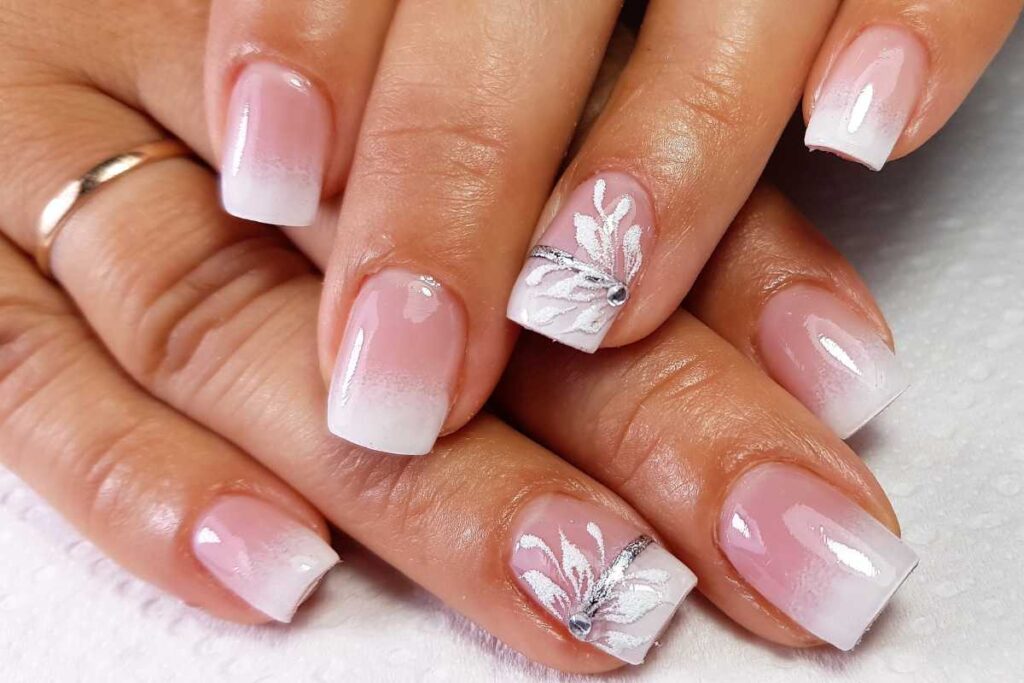 Unhas decoradas com flores que combinam com qualquer idade