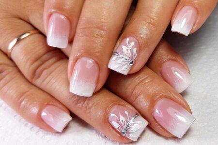 Unhas decoradas com flores que combinam com qualquer idade Unhas decoradas com flores que combinam com qualquer idade