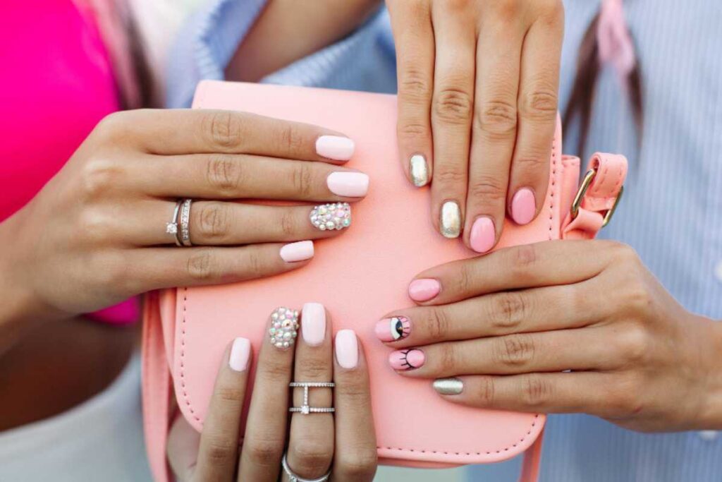 Unhas decoradas com pedras que estão em alta