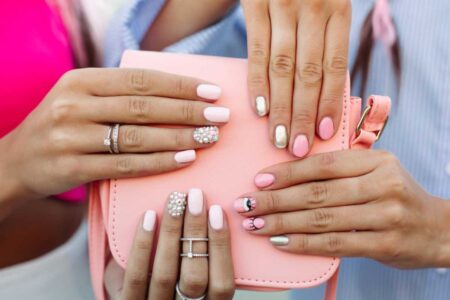 Unhas decoradas com pedras que estão em alta Unhas decoradas com pedras que estão em alta