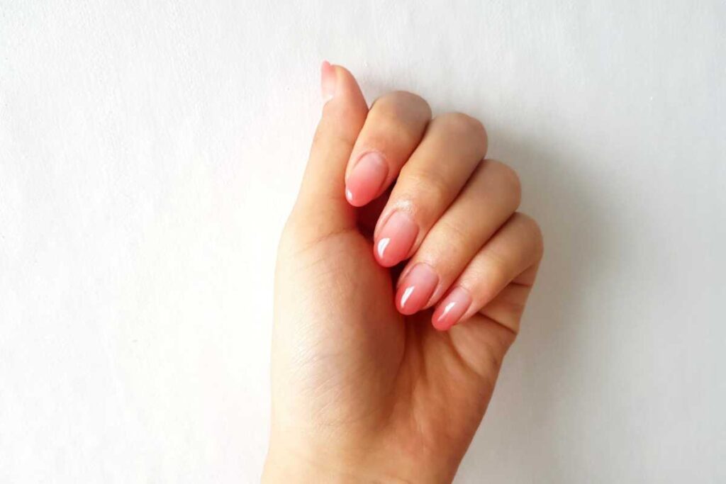 Unhas em degradê que deixam as mãos mais delicadas