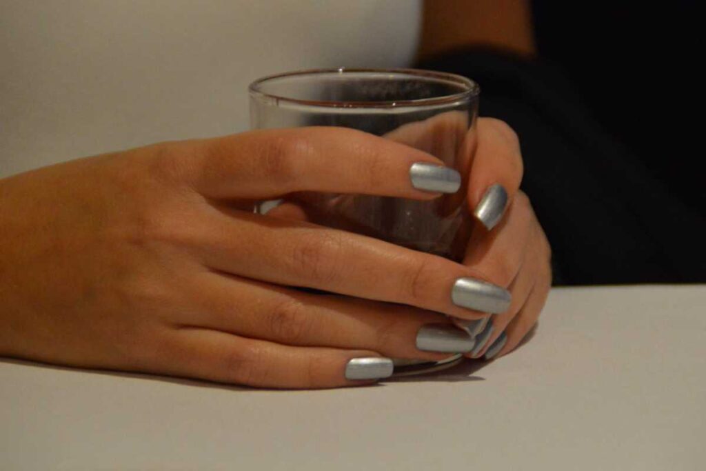 Unhas metalizadas discretas para o dia a dia