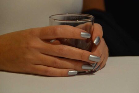 Unhas metalizadas discretas para o dia a dia Unhas metalizadas discretas para o dia a dia