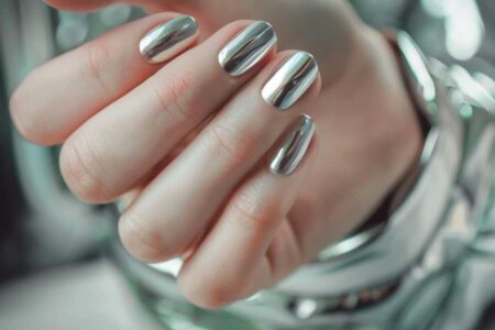 Unhas metalizadas que estão em alta no momento Unhas metalizadas que estão em alta no momento