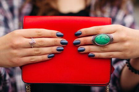 O esmalte metálico que é tendência neste ano